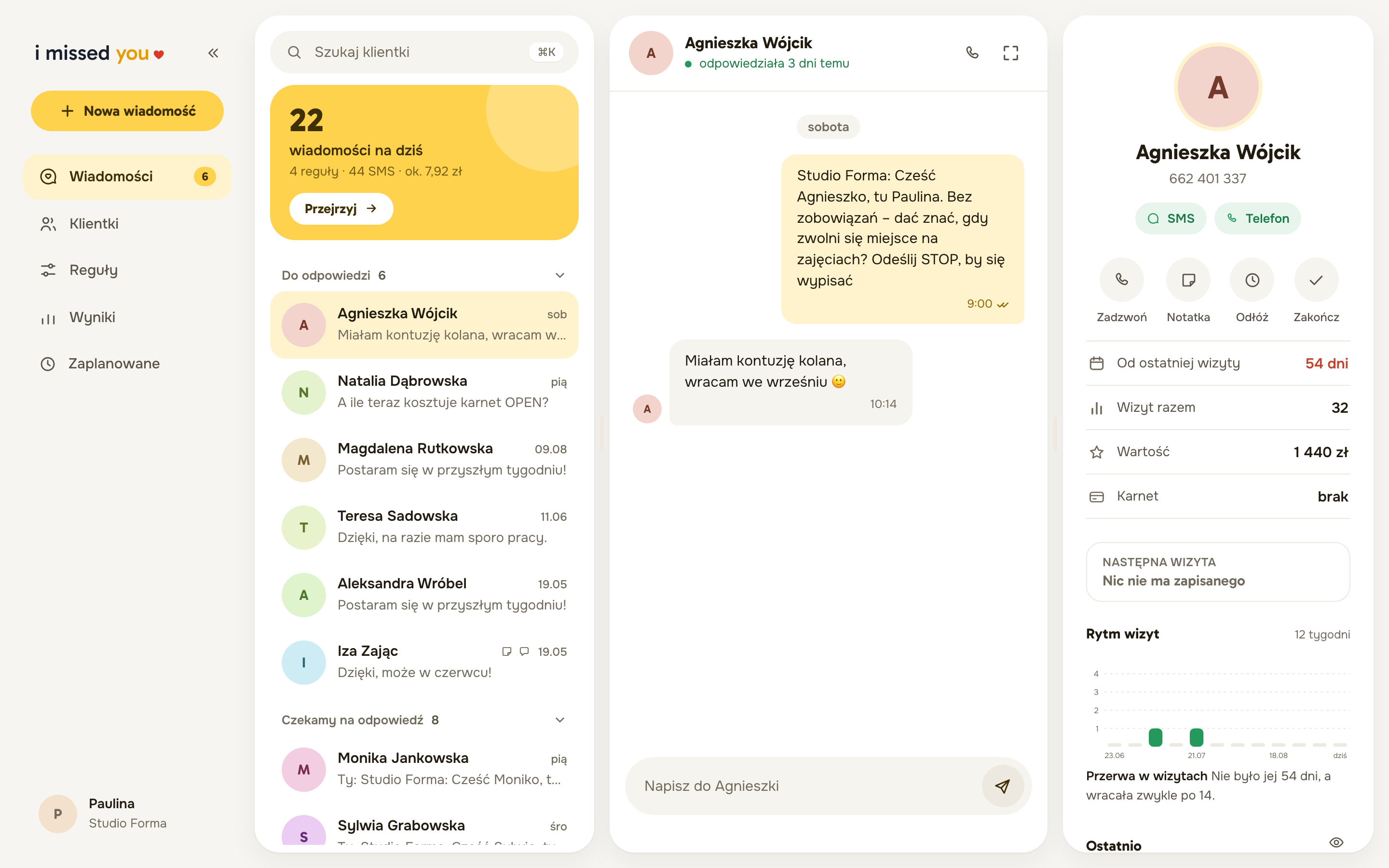 Ekran wiadomości: lista klientek czekających na odpowiedź, otwarty wątek SMS i karta klientki z przerwą w wizytach.